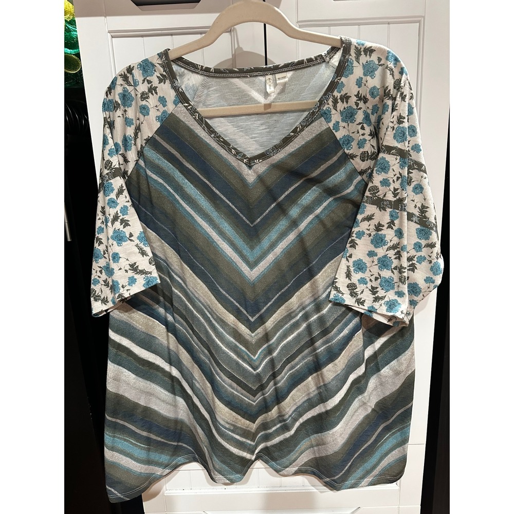Lane Bryant EST 1948 Women Plus 18/20W Chevron Floral Mixed Print V-Neck Top